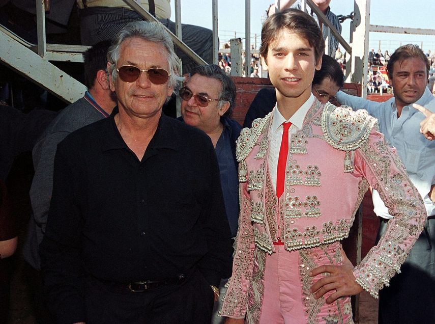 Sebastián&nbsp;Palomo&nbsp;Linares&nbsp;con su hijo Miguel&nbsp;Palomo&nbsp;Linares, antes de que el joven novillero saliera al ruedo en la plaza de Chipiona. Imagen del año 2000.