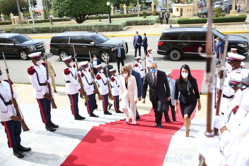 As&iacute; fue la hist&oacute;rica llegada del presidente electo, Luis Abinader y la vicepresidenta, Raquel Pe&ntilde;a, al Palacio Nacional en Rep&uacute;blica Dominicana, recibido con una Guardia de Honor, como estipula el protocolo presidencial.&nbsp;
