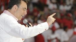 Zelaya aseguró que los hondureños están hartos del juego político que han provocado dos candidatos, a los que no identificó, porque uno ha creado miedo y el otro dice ser el salvador del miedo.