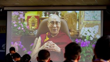 Funcionarios del gobierno tibetano en el exilio escuchan un mensaje de su líder espiritual, el Dalai Lama, en la pantalla, quien cumple 86 años. En Dharmsala, India.