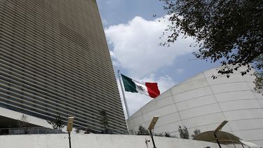 La bandera de México en el edificio del Senado.