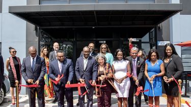 La alcaldesa Daniella Levine Cava y el comisionado Jean Monestime cortan la cinta inaugural en Scale Up 305.&nbsp;