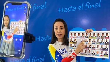 María Corina Machado enseña cómo votar en el tarjetón electoral