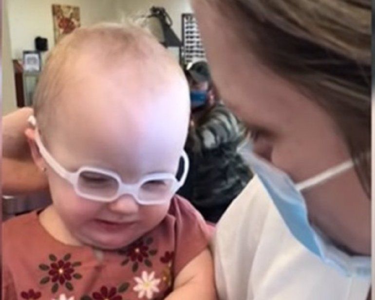 Ese desbloquear costilla Niña de 14 meses recibe su primer par de gafas para ver de cerca