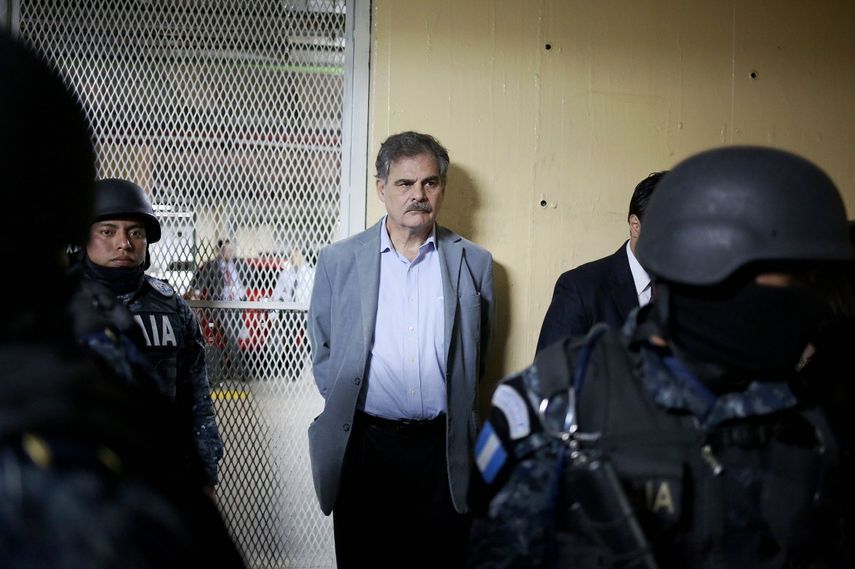 El exministro guatemalteco de Finanzas y presidente de&nbsp;Oxfam&nbsp;Internacional, el guatemalteco Juan Alberto Fuentes (c), capturado en Ciudad de Guatemala.