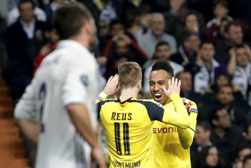 El centrocampista del Borussia Dortmund Marco Reus (centro) celebra su gol, segundo del equipo alemán ante el&nbsp;Real&nbsp;Madrid, con Pierre Emerick Aubameyang (derecha)