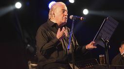 En esta fotografía de archivo del 16 de marzo de 2019, el cantante Oscar Chávez durante su concierto en el Festival Vive Latino en la Ciudad de México.