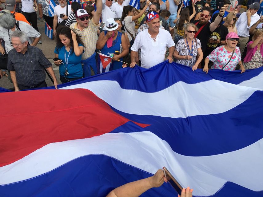 Muerte de Fidel Castro: Júblio en la calle 8