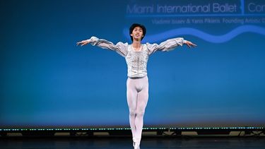 Kuya Korisaki, cuarta división. Primer lugar de la Competencia Internacional de Ballet de Miami.
