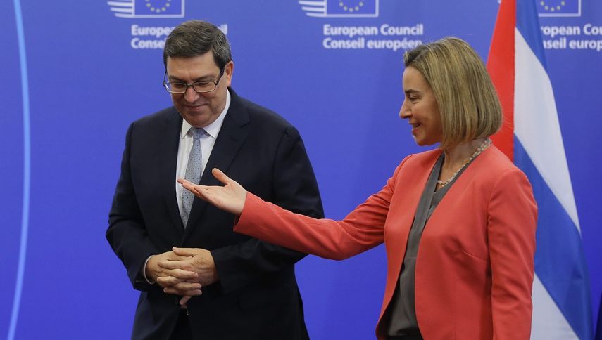 El ministro cubano de Exteriores, Bruno Rodríguez conversa con la jefa de la diplomacia europea, Federica Mogherini, antes de la reunión sobre el&nbsp;acuerdo&nbsp;de&nbsp;diálogo&nbsp;y&nbsp;cooperación&nbsp;UE-Cuba en diciembre pasado.&nbsp;