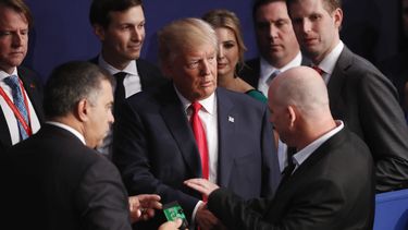 El círculo de Trump confiaba en detener esa fuga de apoyos con el debate de este domingo en San Luis (Misuri), en el que el magnate resistió los ataques de su rival, la demócrata Hillary Clinton