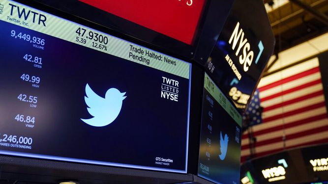 El logo de Twitter en la pantalla de un monitor en la Bolsa de Nueva York.