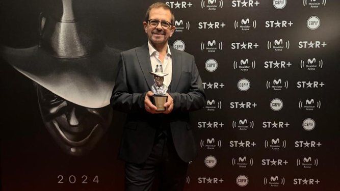 Guillermo Fernández posa en la alfombra roja con la estatuilla del premio Gardel, que reconocen lo mejor de la música en Argentina.&nbsp;