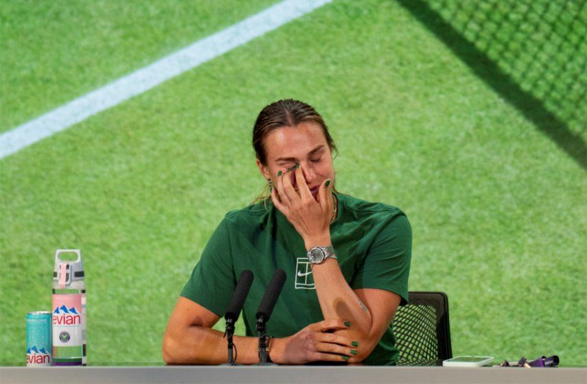 La bielorrusa Aryna Sabalenka reacciona mientras habla durante una conferencia de prensa tras su derrota ante la jugadora estadounidense Amanda Anisimova en su partido de tenis de semifinales de Wimbledon&nbsp;&nbsp;