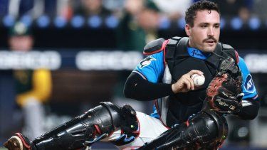 El receptor Nick Fortes, de los Marlins de Miami, sostiene la pelota tras retirar en el plato a Gio Urshela de los Atléticos, el 4 de mayo de 2025.