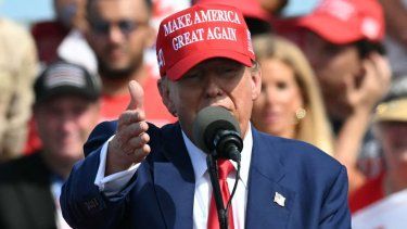 Donald J. Trump, presidente electo de los Estados Unidos, ofrece un discurso durante una ceremonia.