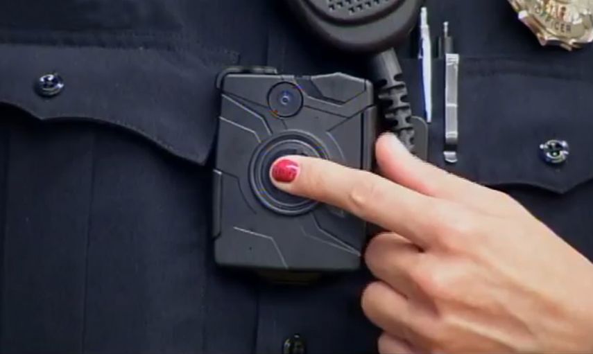 El agente del orden sujeta la pequeña cámara en su camisa. (CORTESÍA)