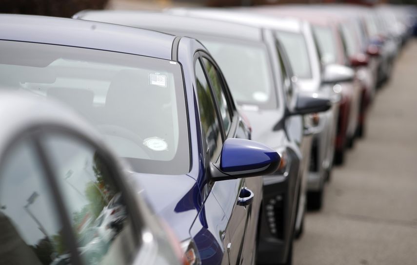 Fotografía del 19 de mayo de 2019&nbsp; de&nbsp;una larga lista de autos en una agencia de Littleton, Colorado.