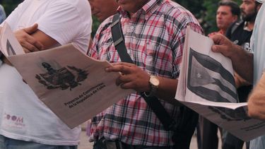 Un grupo de cubanos lee el documento del proyecto de nueva Constitución de la isla.
