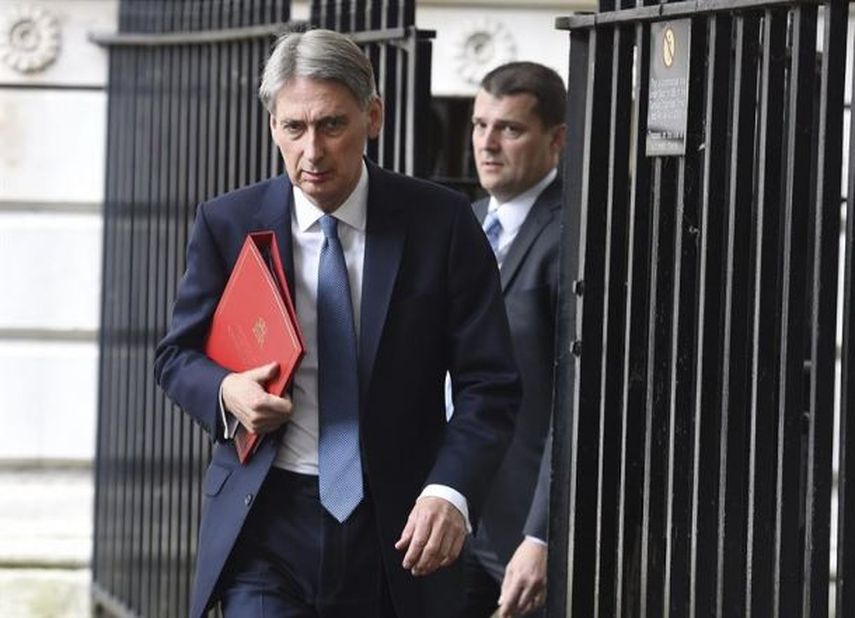El ministro británico de Asuntos Exteriores, Philip Hammond (c), a la salida del Consejo de Ministros en la calle Downing en Londres, el pasado 27 de junio (EFE/Archivo)
