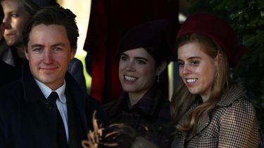 Edoardo Mapelli Mozzi, la princesa británica Eugenia de York y la princesa británica Beatriz de York a la salida del tradicional servicio navideño de la Familia Real en la Iglesia de Santa María Magdalena en la finca de Sandringham, el 25 de diciembre de 2025.