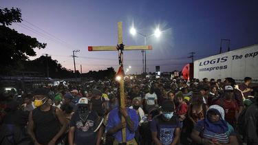 Los migrantes, en su mayoría de América Central, caminan hacia el norte por una carretera costera en las afueras de Huixtla, estado de Chiapas, México, el lunes 25 de octubre de 2021.