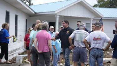 El gobernador Ron DeSantis visita las zonas afectadas por el huracán Idalia.&nbsp;