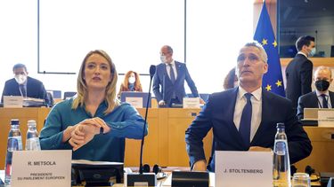 El secretario general de la OTAN, Jens Stoltenberg (derecha), y la presidenta del Parlamento Europeo, Roberta Metsola, antes del inicio de una reunión de presidentes de partidos europeos, en el Parlamento Europeo, en Bruselas, el 28 de abril de 2022.&nbsp;