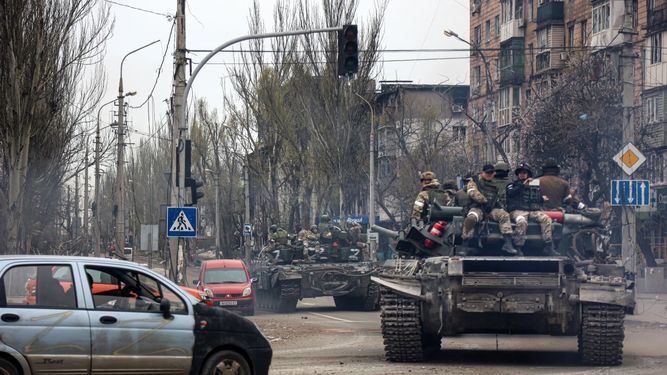 Tanques rusos marchan por una calle en una zona controlada por fuerzas separatistas con apoyo ruso en Mariúpol, Ucrania, el sábado 23 de abril de 2022.&nbsp;