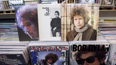 Álbumes del galardonado con el Nobel de Literatura 2016, el cantante estadounidense&nbsp;Bob&nbsp;Dylan&nbsp;en una tienda de música de Múnich, Alemania