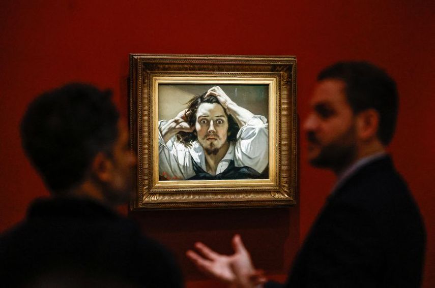 Los asistentes observan el óleo sobre lienzo Autorretrato del pintor francés Gustave Courbet, también conocido como Desesperación y El hombre desesperado (1843-1845), exhibido en préstamo en el Museo de Orsay, en París, el 13 de octubre de 2025.