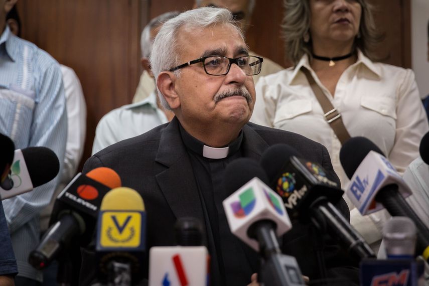 Solo pedimos que lo que usted vaya a hacer lo haga en consciencia, habiendo evaluado los argumentos en pro y en contra sin someterse a chantajes e intimidaciones , dijo el sacerdote José Virtuoso al leer un comunicado del Frente.