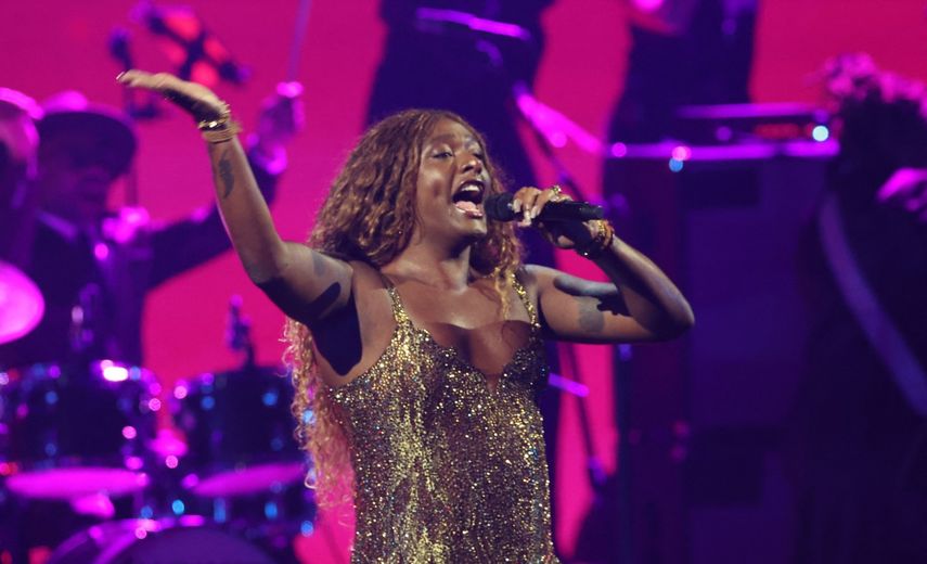La cantautora brasileña Liniker actúa en el escenario durante la 26.ª edición de los Premios Latin Grammy en el MGM Grand Garden Arena de Las Vegas, Nevada, el 13 de noviembre de 2025.&nbsp;