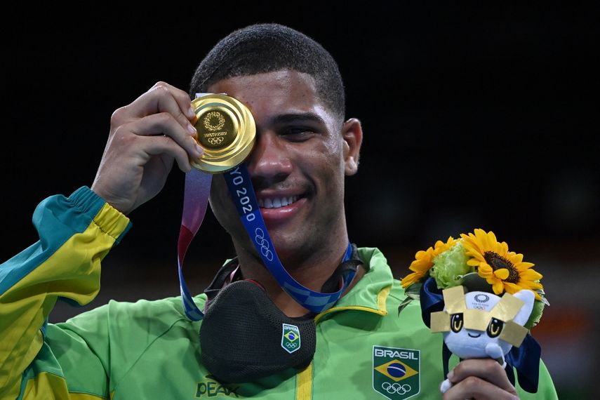 El medallista de oro brasileño Hebert Sousa celebra en el podio durante la ceremonia de entrega de medallas para la pelea final de boxeo de peso medio masculino (69-75 kg) durante los Juegos Olímpicos de Tokio 2020