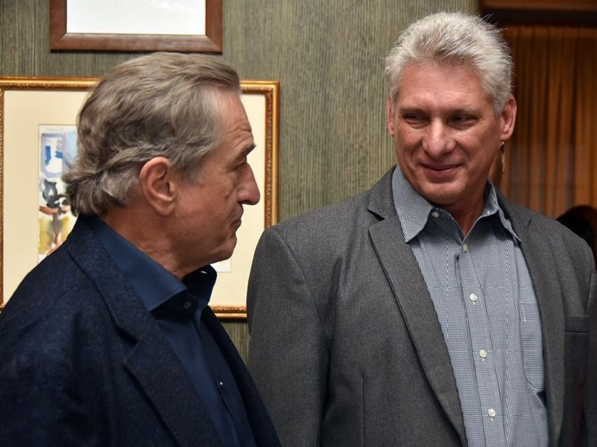 El actor norteamericano Robert de Niro (izq.) y el designado gobernante cubano Miguel Díaz-Canel (der.), durante una durante una recepción en la que participaron artistas, filántropos y promotores culturales estadounidenses, en el emblemático edificio Dakota de Nueva York.