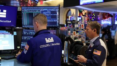 Agentes de Wall Street en el piso de remate.