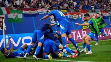 Los jugadores de Italia celebran el gol de Mattia Zaccagni para el empate 1-1 contra Croacia por el Grupo B de la Eurocopa, el lunes 24 de junio de 2024, en Leipzig, Alemania.