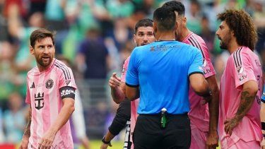 El árbitro Juan Calderón Pérez conversa con Lionel Messi (10), Rodrigo De Paul (7), Sergio Busquets (5) y Maximiliano Falcón (37) del Inter Miami CF durante la final de la Leagues Cup entre Seattle Sounders e Inter Miami CF en el Lumen Field el 31 de agosto de 2025 en Seattle, Washington.&nbsp;
