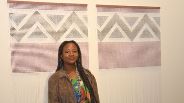 La artista Bonolo Kavula y su obra Hilos