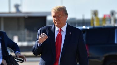 El expresidente Donald Trump saluda a seguidores.
