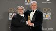 El director mexicano Guillermo del Toro y el director Mark Gustafson posan con el premio a la Mejor película animada por Pinocho en la sala de prensa de los ganadores durante la 80 entrega de los Globos de Oro en el hotel Beverly Hilton, California, el 10 de enero de 2023.