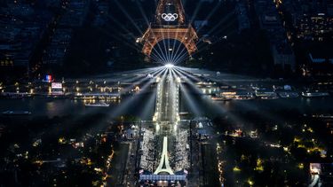 Una fotografía tomada desde un helicóptero el 26 de julio de 2024 muestra una vista aérea de la Torre Eiffel y los anillos olímpicos iluminados durante la ceremonia de apertura de los Juegos Olímpicos París 2024.