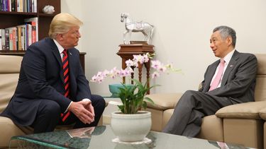 El presidente Donald Trump sostiene una reunión con el primer ministro de Singapur, Lee Hsien Loon, en el Palacio de Istana, previo a su encuentro con el líder norcoreano Kim Jong-un.