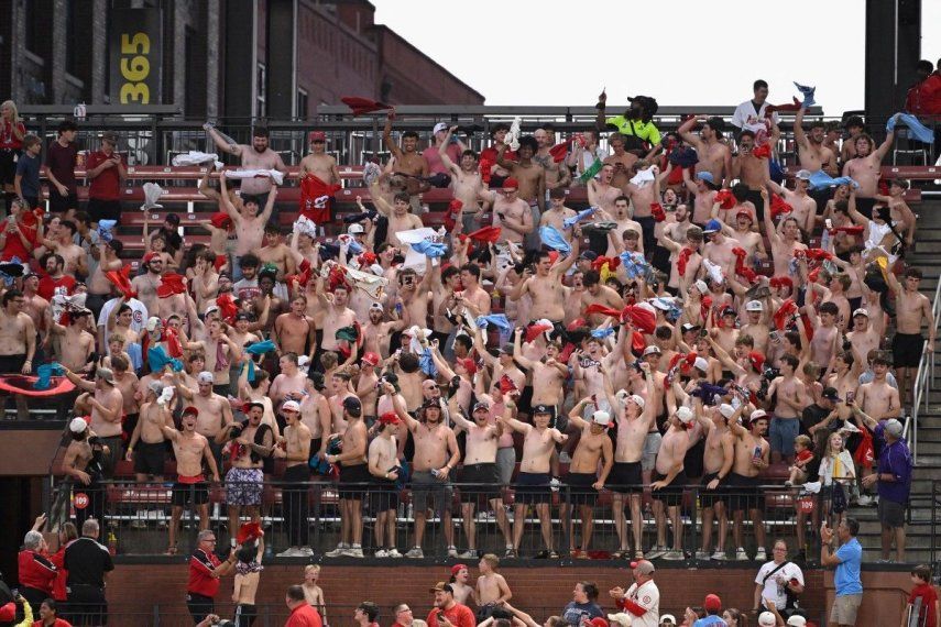Aficionados sin camiseta animan durante el partido entre los Pittsburgh Pirates y los St. Louis Cardinals en la tercera entrada en el Busch Stadium el 19 de mayo de 2026 en St. Louis, Missouri.&nbsp;