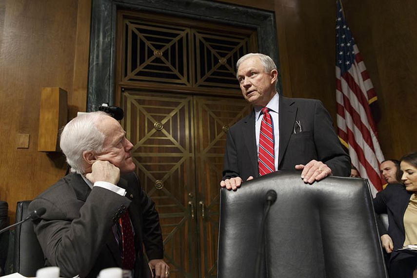 El líder de la minoría en el Senado, John Cornyn (izq.) y el senador republicano Jeff Sessions, de Alabama, en el Capitolio el 29 de enero. (Foto AP)