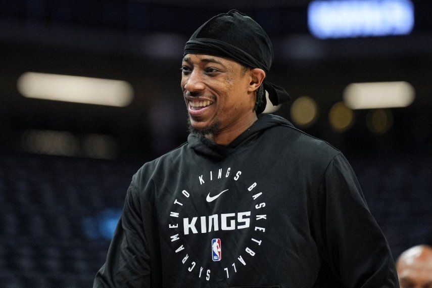El veterano DeMar DeRozan, de los Kings de Sacramento, calienta antes de un juego contra los Suns de Phoenix, el 13 de abril de 2025.