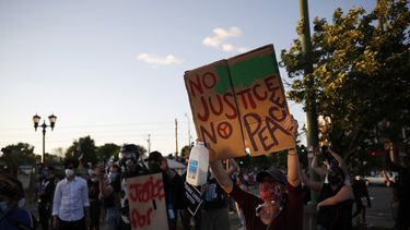 Manifestantes se congregan en St. Paul, Minnesota, el 28 de mayo de 2020, para protestar por la muerte de George Floyd, un afroestadounidense que muri&oacute; mientras estaba bajo custodia policial.&nbsp;