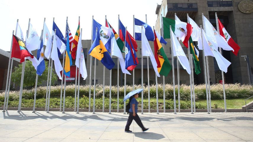 Paseo de las banderas frente al ministerio de Cultura de Perú, una de las sedes de la VIII Cumbre de las Américas