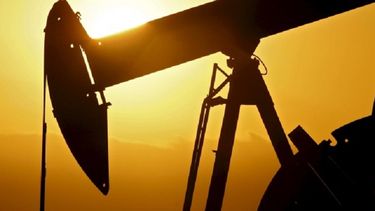 La caída de los precios ha lastrado los presupuestos de los países productores que dependen en gran medida de los ingresos por la venta de petróleo (ARCHIVO/EFE)