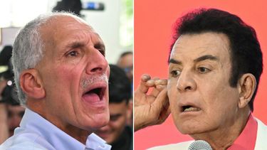 El candidato presidencial de Honduras del Partido Nacional, Nasry Asfura (izq.), muestra su dedo entintado después de emitir su voto en Tegucigalpa el 30 de noviembre de 2025, y el candidato por el partido opositor Liberal, Salvador Nasralla. El último es un exaliado de la izquierdista y prochavista presidenta de Honduras, Xiomara Castro.